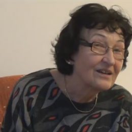 Paní Vlasta nemá moc zájmů ani blízkých přátel, přesto zůstává aktivní a chodí do divadla na koncerty