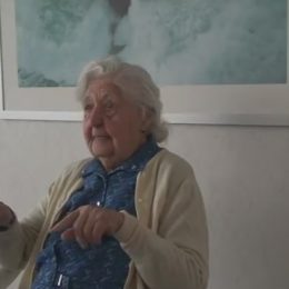 Paní Marie B. převedla byt, ve kterém žije na syna, ten však zemřel a byt zdědila vnoučata.