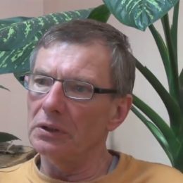 Pan Zbyněk je ve stáří rozvážnější a jeho myšlení je méně egoistické.