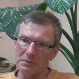 Pan Zbyněk má malé děti a uvědomuje si odpovědnost, kterou za ně má. Přemýšlí, jak se tohoto úkolu ujmout.