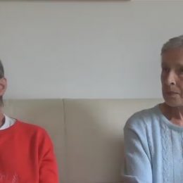 Paní Rita má vždy velkou radost, když jí navštíví její syn, svoje vnoučata ale moc nehlídala a mrzí ji, že je tolik nezná.