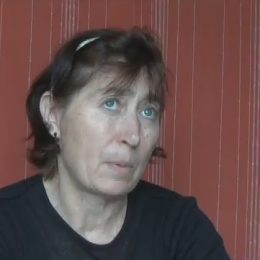 Paní Alena má stále dobrou paměť, někdy něco zapomene, ale rodina ji povzbudí.