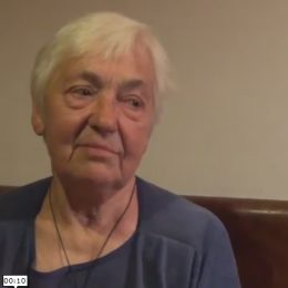 Pro paní Evu je telefon a počítač něco nového, snaží se s nimi ale naučit pracovat.