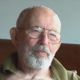 Pan Arnošt mluví o tom, jak se jeho postoj ke smrti během života změnil, nyní jí vnímá jako přirozenou věc.