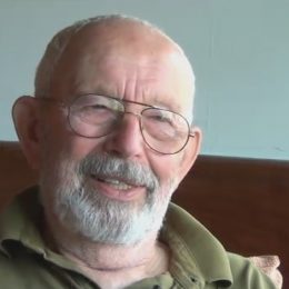 Pan Arnošt říká, že v současnosti projevuje náklonost ke své ženě spíš šprýmem a občasným poplácnutím po zadečku.