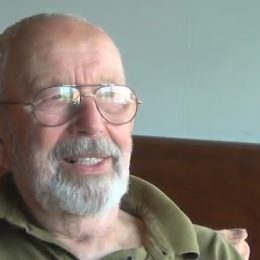 Pan Arnošt se raději věnuje svým koníčkům než počítači nebo telefonu. S jejich ovládáním mívá problémy.