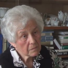 Kromě svých kamarádek a spolužáků se paní Jarmila vídá s vrstevníky, kteří se scházejí kolem kostela.