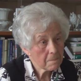 Paní Jarmila je vášnivou čtenářkou, dříve četla romány a detektivky, nyní upřednostňuje knihy s náboženskou tématikou.