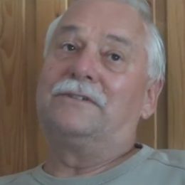 Pan Michal nemůže kvůli svým zdravotním problémům hrát fotbal, místo toho trénuje mladé fotbalisty.