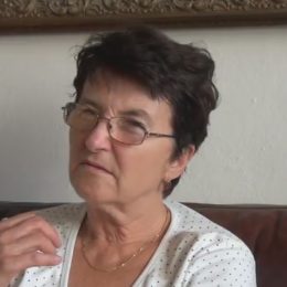 Paní Marie C. se po odchodu do důchodu začala více stýkat se sousedy.