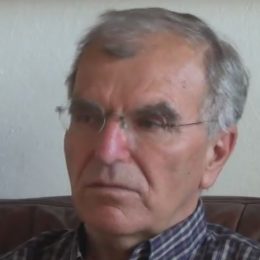 Pan Karel často zapomíná jména, zavedl si společně se ženou notýsek, kam si je zapisují.