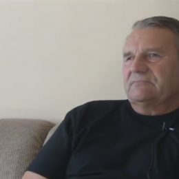 Někteří přátelé se k panu Josefovi po smrti jeho ženy chovali citlivěji než dřív.