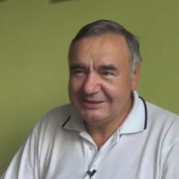 Pan Ladislav již dvakrát odmítl výměnu kolene, i když ho při chůzi bolí.