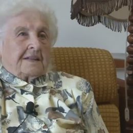 Paní Božena hodně čte nebo se dívá na televizi, snaží se také chodit, aby rozhýbala bolavé klouby.