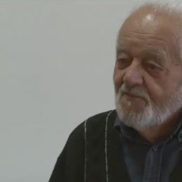 Pan Jan se v domově pro seniory se svými spolubydlícími moc nebaví, vzhledem k atmosféře hlavně se ženami.