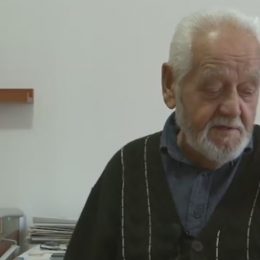 Pan Jan si někdy s mobilem neví rady, pomáhá mu jeho syn.