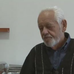 Pan Jan vypráví o smrti své ženy, říká, že se nedá nic dělat, lidé jsou smrtelní.