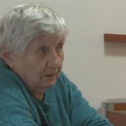 Kvůli špatnému sluchu má paní Anna problémy při komunikaci s druhými, raději si tedy čte.