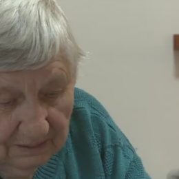 Paní Anna nyní musí čekat na příspěvek, aby mohla zůstat na pečovatelském oddělení.