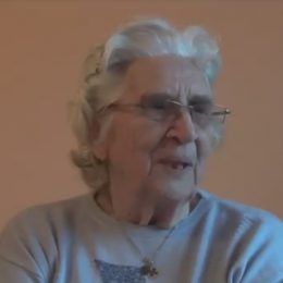 Paní Leopolda musela kvůli svým zdravotním problémům podstoupit již pět operací, přesto má pocit, že je na tom lépe, než její vrstevníci.