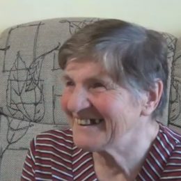 Paní Marie G. říká, že si mnoho jídla vypěstují nebo vyrobí doma a důchod jí tedy stačí.