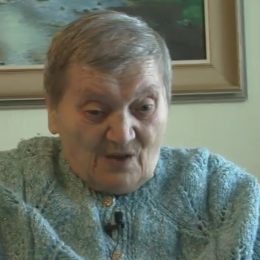 Paní Jiřina A. má velké problémy s pohybovým aparátem, k pohybu jí pomáhá elektrický vozíček a také chodítko, které používá s pomocí zdravotní sestry.