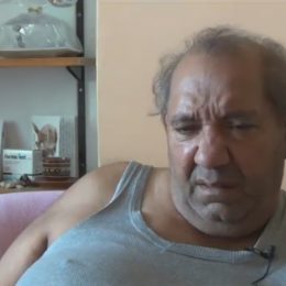 Pan Ján se vyhýbá kontaktům s lidmi kvůli tomu, že se stydí za svůj vzhled, ve stáří mu vypadaly vlasy.