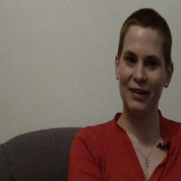 <strong>Jana B. si překřížila ruce při sledování televize a v prsu ucítila neznámý útvar. <strong> <br> Stalo se to opravdu úplně náhodou. Sama jsem si v životě nedělala samovyšetření a všechno jsem znala jen tak, že jsem někde něco zahlídla, něco si přečetla. A náhodou jsem seděla takhle večer na gauči, jen v mikině, neměla jsem spodní prádlo, a když jsem si dala ruce křížem přes hrudník,  najednou jsem ucítila, že tam je něco, co tam být nemá, že v tom prsu něco je.