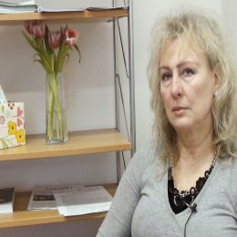 <strong>  Zlatuše chodila na vyšetření po otřesu mozku, při jednom z nich se zjistilo, že má rakovinu prsu. <strong> <br> Nemůžu říct, že bych si uvědomovala, že je něco špatně, na mě to padlo jak blesk z čistého nebe, protože ve svém životě nemám moc věcí normálně. Jak už to bývá, napřed jsem měla naštípnutou kost v nártu, se kterou jsem chodila na rehabilitace. Když jsem s nimi skončila, tak asi týden nato jsem šla ráno do práce a spadla tak nešťastně, že jsem utrpěla otřes mozku. Přestávala jsem slyšet a vidět, a proto jsem šla k lékaři. No, a při té příležitosti, když mě posílali na různá vyšetření, tak mi zjistili, že mám bulku tady v podpaží.