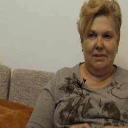 <strong>Soňu upozornil manžel, že v prsu něco cítí. <strong> <br> Když jsem poprvé zjistila, že něco není v pořádku, byl toho účastníkem můj první manžel, protože on to byl, kdo si všimnul, že v mém levém prsu něco je. Já jsem to vůbec nevěděla ani netušila. O to hůř, že profesí jsem zdravotní sestra a že mě to přitom vůbec nenapadlo. Přestože oba dva rodiče mi zemřeli na onkologickou nemoc, i moje sestřenice a babička. Bylo mi tehdy 38 a cítila jsem se plná energie, sil a zdravá a nenapadlo mě, že něco takového by mě mohlo vůbec potkat.