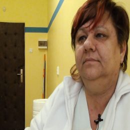 <strong>Líba si všimla nerovnosti na prsu. <strong> <br> Začalo to, když mně bylo 40. V lednu jsem oslavila 40. narozeniny a v březnu jsem v koupelně zvedla ruce, když jsem se otírala, a na levém prsu jsem si všimla takové nerovnosti. Vypadalo to jako celulitida, ale jenom při těch zvednutých rukou. Něco jako nerovnost, takové nesouměrné to prso bylo.