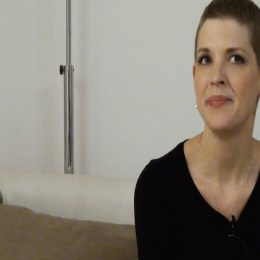 <strong>Lenka A. popisuje zadýchávání, únavu a ztrátu pozornosti jako první příznaky. <strong> <br> Takže první příznaky byly asi takové, že jsem se často zadýchávala, a to nejenom teda při fyzické aktivitě, ale taky když jsem byla v klidu. To mě docela vylekalo, ale pořád jsem si říkala, že mám malé kluky – 10 měsíců a 2 roky –, tak že to bude asi tím zápřahem, který jsem v té době měla. A taky jsem si všimla, že jsem strašně unavená a že nedokážu udržet pozornost. Třeba jsem se s někým bavila, a když ten rozhovor trval déle, vůbec jsem nakonec nevěděla, o čem se bavíme.