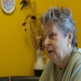 <strong>  Daniele cítila, že se jí zhoršila kvalita vlasů a její tělo se mění. <strong> <br> Neměla jsem těch 14 let žádné potíže, nic, a najednou tohle. Věřím na nějakou intuici nebo něco, co člověka řídí. Protože chodila jsem pořád na onkologii a byla jsem stále pod kontrolou, každého půl roku mamograf apod., a nikdy mi nic nenašli. Ale po prázdninách jsem začala mít pocit, že mi něco je, a nevěděla jsem co. Přitom jsem si už uvědomovala, že mám špatné vlasy, že se mi zhoršila kvalita vlasů. To se mi potvrdilo při několika případech předtím, i při tom prvním, že se něco v tom těle děje. A tak jsem zase šla k paní doktorce, to už jsem si taky troufla a taky už jsem věděla, za kým jít atd. V tom lékařském prostředí jsem se už uměla trošku pohybovat. Tak dlouho jsem otravovala, abych řekla pravdu, až nakonec teda zjistili, že v tom druhém prsu něco mám.