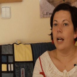 <strong>Naďa měla potíže rozeznat bulku kvůli žláznatým prsům.</strong> <br>Bulku jsem si našla sama, mě se gynekolog totiž ptal vždycky na kontrole. Měl tam poznámku, že moje maminka měla rakovinu prsu, tak se mě vždycky ptal: „A děláte si samovyšetření?“ Já říkám: „Ale pane doktore, já tam stejně nic nepoznám. Já mám prso samou bulku.“ Mně přišlo, že ty žlázy byly docela cítit a mezi nimi nemůžu poznat, že tam nějaká bulka je. Byly přibližně velikosti třešně, dejme tomu. Když bych to k něčemu přirovnala, tak přibližně velikosti třešně. Přišlo mi, že prsa mám plná bulek velikosti třešně. Tak jak mám mezi nimi poznat, že je něco jiného? A když jsem si teda připustila, že tam je něco jinak – nebo ne připustila, ale jako postřehla jsem to. A to stylem, že najednou tam místo něčeho velikosti třešně bylo něco velikosti asi tak vlašského ořechu. To byl už docela rozdíl. Ale bylo to úplně stejné konzistence. Chovalo se to úplně stejně jako všechny ostatní žlázy. Říká se, že je to třeba tvrdé, tvrdší, nebo že se to nějak nehýbe. Ale ono se to chovalo úplně stejně jako všechny ostatní žlázy, akorát teda to bylo výrazně větší. Něco velikosti vlašského ořechu ale opravdu člověk už těžko přehlédne.