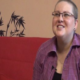 <strong>Jana H. si myslela, že si nahmatala tukovou bulku a vyhledala lékaře za měsíc..</strong> <br>Začalo to v období, kdy jsem se cítila nejlíp, kdy si člověk řekne, že je všechno v pohodě, kdy má dobrou práci, děti jsou zdravé a cítí se vlastně dobře, a najednou jsem si nahmatala bulku v prsu. Myslela jsem si, že to nic nebude, nechala jsem to tak a říkala jsem si: „Je to nějaké tukové nebo tak.“ Pak jsem za měsíc měla zánět v ruce a říkala si, že to může být něco takového, že to tělo nějak bojuje proti zánětu, ale nemizelo to, takže když jsem šla pak na běžnou gynekologickou prohlídku, řekla jsem to paní doktorce a hned jsem dostala žádanku na ultrazvuk. A šla jsem na ultrazvuk, kde mě objednali asi za týden, ale paní doktorce se to nějak nezdálo, takže hned druhý den byla biopsie.