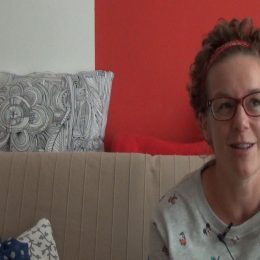 <strong>Edita se svěřila své matce.</strong> <br>Byli jsme na táboře, měli takovou závěrečnou poradu a popíjeli jsme. Já jsem si takhle sedla a najednou si nahmatala bulku, ale říkala jsem si, že to nic, že to asi nic nebude. Druhý den jsme přijeli domů a já to hned řekla mamce. Ona na to, ať si s tím radši někam zajdu. A poslala mě na gynekologii. Děti jsme tam nechali, že si užijeme hezký týden bez dětí. Měla jsem vlastně tehdy narozeniny a přesně v den narozenin jsem šla na tu gynekologii. Tam mi hned napsali žádanku na statimové vyšetření. Šla jsem dolů, do toho centra, které bylo ve stejném domě, že mě tam objednají, ale zrovna měli nějak plno. Tak jsem říkala: „V pohodě, přijdu jindy nebo další den.“ Šla jsem domů, pořád ještě jsem byla v klidu, že se nic neděje. A další den jsem šla teda na vyšetření, ještě jsem tam přišla pozdě, už se po mně sháněli. Na ultrazvuku mě doktorka začala vyšetřovat a vůbec mi nepřišlo, že by se něco divného mohlo dít. Jenom mi pak doktorka řekla, že mě další den objedná na biopsii, protože tam něco je.