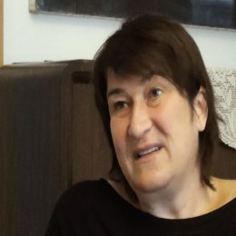 <strong>Barboru překvapilo, že byla šíleně unavená. .<strong> <br> Ne, ne, ne. Ono tady v tom městě je fakt, že třeba ty první dávky ozařování, z toho jsem byla hodně překvapená, protože jsem si říkala: „Fajn, je léto, půjdu do té nemocnice, pak půjdu procházkou přes park domů.“ A jednou jsem se probudila na lavičce, kde jsem prostě usnula, úplně vyčerpaná. Takže pak jsem jezdila normálně, buďto jsem jela autem, nebo většinou dopravními prostředky, protože tam ten doprovod není potřeba, když je člověk na zastávce tramvaje, tak není problém. Vy jste říkala, že jste po tom ozařování byla hodně unavená, mělo to ještě nějaké další následky? Ta únava, ona přešla postupně, nejhorší byl opravdu ten první týden. Ale oni mi to říkali, že budu unavená. Jenže jak člověk nemá technické vzdělání a vlastně neví moc, co se s ním děje – chvilku nad vámi vrčí nějaká mašinka –, tak tohle mě fakt překvapilo, ta velká, úplně šílená únava. Ono to potom přešlo. A další věc je, že tam vznikne pigmentace, v místě ozařování. Ale doktoři už předem říkali: „Vy jste typ, který pravděpodobně s tím nebude mít velký problém.“ Jen jsem byla opálená tak nějak inverzně – tam, kde jsou ženské pod plavkami neopálené, já jsem měla čtvereček opálený. A ta pigmentace zmizela během asi 2 let, jako chvilku to tam bylo vidět, ale tím, že bylo vedro, tak ani jsem se ničím nenatírala, snášela jsem to dobře. Je fakt, že byli tam se mnou pacienti, spíš takové právě světlejší typy, že když měli třeba ozařovaný krk, bylo vidět, že to mají hodně spálené, ale mě teda zaplať pánbůh tady tohle nepotkalo.