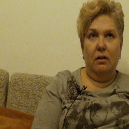 <strong>Soňa hormonální léčbu podstupovala 10 let. <strong> <br> U mě byla ta antihormonální. Protože v průběhu chemoterapií jsem chodila na injekce do břicha, na utlumení funkce vaječníků, a když skončily chemoterapie a ozářky, tak jsem dostala ten antiestrogenový lék na 5 let. Který ale zase poškozuje játra trošku, takže se při něm chodí na kontroly, snad i na EKG, a vedlejším efektem je přibírání na váze. Tak to jsem začala plnit tohleto. A pak dalších 5 let, když to skončilo, tak jsem dostávala nějaké ty inhibitory aromatázy, zase něco jiného teda. Ale zase to byla blokace estrogenů. Takže vlastně 10 let jsem užívala nějaký takovýto preparát, ale nijak mě to neobtěžovalo. Pro mě to byla 1 tabletka denně. Stanovila jsem si, jestli ráno, nebo večer je to pro mě přijatelnější, a když pak to celé skončilo, tak zase přišlo období obav, že najednou nebudu mít jakoby ten ochranný deštník nad sebou, a co bude dál.