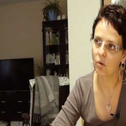 <strong>Pavla cítila bolest, která jí vystřelovala do paže. <strong> <br> Mě to pořád v tom místě bolelo, vystřelovala mi do paže bolest. A všude jsem chodila a všem to oznamovala. Na gynekologii, u obvodního lékaře, všichni mi na to říkali: „To nic není, to je psychického rázu, máte skřípnutý nerv.“ Chodila jsem proto ještě na fyzioterapii, kde jsme to pěkně mačkali. A tak to šlo dál, doktorům jsem samozřejmě důvěřovala, nicméně v únoru jsem si nahmatala bulku.