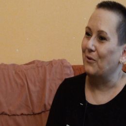 <strong>Kámě začalo operované prso otékat a bolet. .<strong> <br> Loni v březnu jsem byla na kontrole, na onkologii, kde mi brali krev, pohmat, a všechno bylo v pořádku. Ale koncem března a v dubnu mi začalo operované prso otékat a hrozně bolelo. Bylo strašně horké, přišlo mi, že tak o 2 centimetry najednou narostlo, a tak jsem k paní doktorce šla znovu. Konzultovaly jsme možnost, že je to třeba zánět nebo něco takového, co se stává po operaci, i když to byly už 2 roky. Samozřejmě na plánované ultrazvuky apod. jsem chodila v rámci pravidelných kontrol. Tentokrát to ale vycházelo až na květen. Paní doktorka proto zaurgovala a já mohla jít na vyšetření o něco dřív. No, a tam to bylo víceméně už pak jasné.