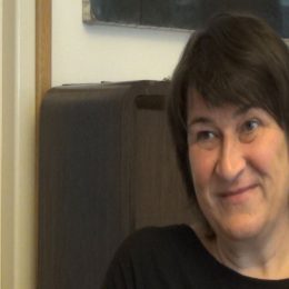 <strong>Barbora podstoupila všechna první vyšetření ve stejný den.<strong> <br>Dělala jste ještě nějaká další léčebná rozhodnutí? Ono to bylo celé vlastně velká náhoda, že se na tu nemoc přišlo. Já jsem měla pocit, že mám nějaký problém, ale spíš mi to připadalo jako mechanická záležitost a myslela jsem, že je to ze squashe nebo  z nějakých nedobrých pohybových aktivit. Říkala jsem to manželovi, který je lékař, a on mě vyšetřil, prohmatal, říkal, že tam nic necítí, ale že pro jistotu uděláme ultrazvuk, a objednal mě na ultrazvuk, to bylo asi 3 týdny potom. Málem jsem na to zapomněla, protože potíže už přešly, a pak jsem si teda naštěstí vzpomněla, šla jsem na ten ultrazvuk, a tam když jsem říkala, že na levé straně mám jako takový pocit, že tam něco nefunguje, tak doktorka udělala ultrazvuk a říkala, že všechno je úplně v pořádku, žádný problém tam není. A když jsem se ptala, jestli by nebylo třeba udělat mamograf, tak doktorka říká: „Ne, na to jste ještě mladá.“ No, a pak přešla na pravé prso a tak nějak ztuhla trošku, a i já když jsem se dívala na tu obrazovku, tak bylo vidět, že tam je najednou něco, co tam asi nepatří. Najednou tam byly takové černé útvary a doktorka řekla, že ten mamograf uděláme teda hned, i biopsii, a vlastně hned se to rozjelo. A hned po ultrazvuku jsem šla na mamograf, to bylo ještě tentýž den. Byla dost výhoda, že tam zrovna bylo volno, protože jinak je tam dlouhý čas na objednání. A hned mi udělali taky biopsii, takže jsem odcházela. V 1 hodinu, zhruba, jsem tam přišla jako zdravý člověk a třeba už o půl 3 jsem odcházela s téměř diagnostikovanou rakovinou, ta biopsie samozřejmě nebyla ještě hotová.