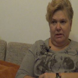 <strong>Soně přišel způsob sdělení diagnózy velmi necitlivý. <strong> <br> Poslali mě i na biopsii a na mamograf, který tady tenkrát už byl, ale ještě ne akreditovaný. A pak mi výsledek prostě jen tak sdělila paní doktorka na chirurgii v mamma poradně, kam jsem se po těchto stupních dostala. Řekla mi to úplně lakonicky: „Máte rakovinu, máte tam nádor, maligní, a pokud chcete žít, tak si musíte nechat uříznout prso.“ Takhle prostě to bylo řečeno. A já ač nejsem někdo, kdo se hned rozbrečí, tak se mi tam spustila úplná lavina pláče. Co tohle jako znamená, proč mi to takhle hrozně říká? To nemá jiný způsob, jak mi to oznámit? A ona mi tímhle svým způsobem – který je jí vlastní, jak mi potvrdilo mnoho jiných – ještě řekla: „Co mi tady brečíte, tak budete žít bez prsu, myslíte, že budete jediná?“ A dodala: „Máte 3 dny na rozmyšlenou, pak přijďte.“ A vystrčila mě ven do chodby na chirurgii, kde seděli další pacienti. Nevím, jestli to bylo zrovna u té stejné poradny, byli tam totiž i muži. Jestli jako doprovod, nebo šli na jinou chirurgii, to už nevím.