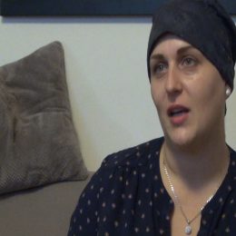 <strong>Hana B. si zpětně říká, že byla chyba jít pro výsledky biopsie bez doprovodu. <strong> <br> Na biopsii to bylo taky dobré. Jenom jsem prostě nevěděla, co mě čeká, ale četla jsem, že to všechny zvládly, nebolí to a je to úplně v pohodě. Takže jsem tam šla relativně dobře naladěná. A úplně nejlíp naladěná jsem si šla pro výsledky. Což byla asi ta chyba, protože jsem šla sama. Vešla jsem tam s pocitem, že je všechno perfektní, a pan doktor – chirurg onkolog – si zase myslel, že já už svou diagnózu znám. Tudíž hned, jak jsem tam přišla, mi začal vysvětlovat závažnost celé té situace. A že teda okamžitě musím na ultrazvuk jater, rentgen plic, a já jsem prostě jen seděla a hleděla na něj s pocitem, že si mě asi s někým spletl. Že to nemluví o mně. A pak ho sestřička přerušila a řekla mu, že já o ničem ještě nevím, jestli by teda mohl trošku zpomalit a obeznámit mě s tím, co vůbec zjistili. A já se rozplakala, ale jenom na chvilku. Doma jsme si pak řekli, že to zvládli jiní, tak to zvládneme taky, a tak to bereme celou dobu.