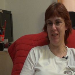 <strong>Když Ludmila zjistila, že má rakovinu, nejprve se úplně sesypala. .<strong> <br> Nevím, jak to říct jinak. Prostě to byla úplná rána, člověk se snaží, pořád si dodává odvahy, a teď tohle. S mužem jsme si říkali: „To bude dobré, to musí být dobré.“ Ale já se úplně sesypala. Protože moje první reakce – tak jako asi u každého – byla: „Pane bože, vždyť já mám 2 malé děti. A já přece tady pro ně chci být.“ Strašně jsem brečela. Vím, že jsem hrozně brečela. Nebyl to takový ten hysterický pláč. Ale pamatuju si, že jsem strašně brečela a strašně jsem se klepala. Volala jsem manželovi do práce, že to teda mám za sebou, a je to špatné. Dodneška to vidím, jak tam stojím s tím telefonem, který se mi třepal u ucha. A manžel říká: „Prosím tě, uklidni se, já za chvilku přijedu, vydrž.“ Zrovna jsem vycházela z toho ústavu a tam jsem stála. „Já počkám na té zastávce, ať nemusíš zajíždět,“ povídám mu. Protože tam není kde zaparkovat, jezdí tam strašně moc aut. Proto mu říkám: „Víš, jak je to tady s parkováním. Počkám na autobusové zastávce. Budu tam na vzduchu, potřebuju na vzduch, jo.“ To byla moje prvotní reakce. „Já potřebuju na vzduch.“ <br> Když mi to řekli, stála jsem tam opřená o zeď. Najednou úplně prázdná hlava a v ní jediná myšlenka: „Pane bože, co bude s děckama? No, ale přece to nejde.“ A hlava mi začala najednou tak strašně šrotovat, myšlenky lítaly na všechny strany. Ty nejblbější, samozřejmě. Logicky. A nejblbější možný scénář: Co bude? Ta strašná hrůza z toho, co vlastně bude dál. Jak to bude. Já se z toho přece musím dostat. A co budu dělat? Byl to šok. Může být člověk hrdina, jaký chce, ale tam prostě dostane ránu a vypořádej se s tím, jak potřebuješ. Nějaká psycholožka tam se mnou chvíli mluvila. Držela mě za ruce. Mluvila se mnou a snažila se mi dodávat důvěru, že to bude dobré. A já jí tehdy odpověděla: „Vím, že to bude dobré, jen nevím, co mám dělat.“ A ona mi říkala: „Všecko bude dobré, to je ten prvotní šok, je to strašná rána.“ A člověk může být silný, jak chce, ale tohle ho vždycky dostane.