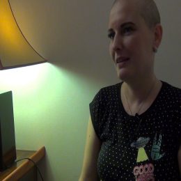 <strong>Veronika nemohla uvěřit, že má rakovinu, myslela si, že se lékaři spletli. <strong> <br> Vzpomenete si, co vám pak běželo hlavou? Chvíli jsem přemýšlela, co je to karcinom prsu nebo vůbec zhoubný nádor, opravdu jsem nad tím musela chvíli přemýšlet. A pak jsem chvíli jen seděla a říkala si: „Ty vole, ty máš rakovinu.“ A  nemohla jsem si to pořád nějak srovnat, do té hlavy to nemohlo nějak dojít. A říkala jsem si, že to je špatně, že mají výsledky někoho jiného, že to nejsou moje výsledky, že se spletli. To jsem si myslela docela dlouho a snažila jsem se o tom chvíli přesvědčit i rodiče, ale neprošlo mi to. Jak dlouho jste si to myslela? Tak asi do té první návštěvy u paní docentky. Do té doby jsem trošku v hlavě tu myšlenku měla a pořád jsem si s ní zahrávala: Co kdyby to nebylo moje? Ale po tom všem, po těch výsledcích, které měla paní docentka v ruce, po biopsii a ultrazvuku, a hlavně na mammacentru, kde jsou úžasné doktorky, opravdu profíci, to už nešlo. Když jsem si tam lehla, měla jsem třesavku, a paní doktorka mě uklidňovala a ukazovala mi: „Tady to máte, podívejte, v podpaží, vyšetříme druhé prso, hrudní koš, to všecko vyšetříme, nemusíte se bát.“ Takže mě takto uklidnila a bylo to moc fajn, příjemné. A tam mi to všecko došlo. Zvlášť když už jsem seděla v čekárně u paní docentky a viděla ty ostatní holky, mladý holky, tak tam už to opravdu na člověka padne, to už jste nohama na zemi.