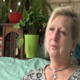 <strong>Ingrid začala po zjištění diagnózy uvažovat o své nejisté budoucnosti a smrti. <strong> <br> Je to nepřenositelné, tenhle pocit. Pořád si říkáte: „Může to být tukové.“ Ale po té diagnóze, když už se to teda rozhodlo, že to doopravdy tak je, tak vyjdete ven a díváte se na lidi, kteří jdou v pohodě, spokojení s nákupní taškou, tlačí kočárek, nakupují, normálně se baví, a najednou zjistíte, že ten váš čas je konečný. Nebo může být konečný. A tady je obrovský zlom v psychice toho člověka, kdy si říká: „Poslední jaro, poslední léto, poslední podzim, a co když možná Vánoce už ne.“ Všem, co tenhle problém měli, určitě něco takového proběhne hlavou a říkají si: „Co když?“ Dobře, víme, že tenhle problém, může to mít velice rychlý spád. Díváte se pak na všechno jinak, všechno prostě má pro vás úplně jiný rozměr. Díváte se na listy, na kytky, jak je všechno úžasné, jak ten život je fantastický, a že je prostě krásné žít svobodně, dýchat a pohybovat se, že si člověk do té doby, ne že toho nevážil, ale bral to jako samozřejmost. Naprostou samozřejmost. Že slunce svítí, že prší, že budou svátky, a na to se nachystám a tohle si koupím, a najednou zvažujete: „Má to cenu kupovat?“ Budou ty svátky, bude to tak a tohle musím dořešit a měla bych tohle vyřešit, aby náhodou. Úplně se díváte na svět jinak a je ve vás taková tíha. Je to něco nepřenositelného, každý se s tím musí vyrovnat sám, a i když si každý myslíme, že jsme hrozně silní, tak vždycky když přijdeme domů a jsme tam sami, tak to na vás padne a přemýšlíte úplně jinak. To jsou momenty velice takové smutné, i pro toho člověka, protože se v podstatě dívá tím pohledem a pomalu jako by se loučí, neříkám, že je to dobře, nebo špatně, ale ten pocit, ono to má nějaké takové své vlny, které na vás přicházejí, protože jste nejistá, nevíte, co bude, nevíte, jak bude, nevíte, kde to všude v tom těle je, jestli je to tam, jestli je to zapouzdřené, jestli je to otevřené, nevíte.