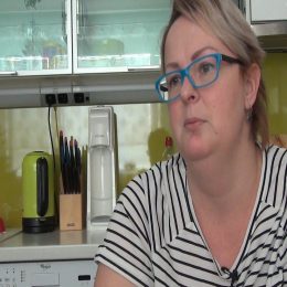 <strong>Když Petra zjistila, že má metastáze, upadla do deprese. <strong> <br> Ty metastáze, když se to vrátilo, tak to bylo fatální pro mě. Samotná ta informace pro mě byla horší. To druhý bylo horší. V čem to bylo horší? Při tom, když ti řekli, že máš ty metastáze. (Hm) A co se teda dělo, když to bylo horší? No, to jsem upadla do těžké deprese, kdy jsem se ani nemohla zvednout z postele. Bylo mi jedno, co se děje kolem, jestli dítě brečí nebo co dělá. Prostě úplná fyzická paralýza. A tak mě odvezli k doktorovi, narvali do mě Lexaurin a poslali domů. Dali mi antidepresiva, začala jsem je brát, ale po roce jsem je vysadila, protože mi přišlo, že nemám žádné pocity. Něčeho jako radost, smutek jsem nebyla schopná, nic mě nedojalo, nic mě nerozbrečelo a nic mě ani nerozesmálo.