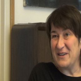 <strong>Barbora měla dobrý pocit, že se na její onemocnění přišlo včas.. <strong> <br> Šlo to tak strašně rychle, že jsem neměla čas ani nějak propadnout panice a spíš jsem měla pocit, že to je vlastně super, že se na to přišlo takhle náhodou. Ono opravdu stačilo, abych se třeba vykašlala na ultrazvuk, protože mi nic nebylo – vlastně už jsem měla pocit, že je všechno v pořádku –, a tím, že to byl nehmatný karcinom, tak bych s tím mohla chodit ještě několik dlouhých let a nechat to dojít do nějaké fáze, která by asi nebyla úplně dobrá. S výjimkou několika krátkých momentů, kdy člověk přemýšlí nad tím, co všechno by mohlo být, kdy jsem si tak jako ubrekla v koupelně… Nebo rozbrečela mě hned ta doktorka, která mi říkala: „Je mi líto, že pro vás nemám lepší zprávu.“ To mi taky vhrkly slzy do očí, ale vlastně celou tu dobu jsem tou nemocí prošla možná až v takovém jako  pološíleném stavu takové lehké euforie. Pořád převažoval a doteď převažuje vlastně ten dobrý pocit z toho, že se to chytilo takhle včas, a úplně náhodou.