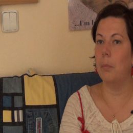 <strong>Naďa se s diagnózou smířila velmi rychle</strong> <br>I když to není ještě oficiálně potvrzené, člověk si už představu udělá. Tak jsem to brala tak nějak za potvrzené. Tam jsem teda plakala, ale pak už to samotné potvrzování mě vůbec netrápilo, byla jsem s tím smířená. Ten proces smíření byl hrozně rychlý, bylo to jenom v té čekárně na dovolené, kde jsem si říkala: „No, a teď jsem z toho hrozně nešťastná, už přišli o tu mámu a teď by měli přijít ještě o mě?“ Přišlo mi to hrozně nespravedlivé. A to byla ta chvíle, kdy jsem to obrečela. Vlastně mi ani nepřišlo řešit, že já tady nebudu, to mě nikdy netrápilo.