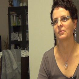 <strong>Pavla hned začala plánovat, jak rakovinu zničí. <strong> <br> Musím vám říct, že jsem to tak nějak hned věděla, ženská to asi vycítí. Napůl jsem s tím byla už smířená a hned jsem začala plánovat, jak to zničíme, jak to převálcujeme, že tomu nedáme šanci. Měla jsem velkou oporu ve své sestře, která byla nemocná skoro ve stejném věku já – ona je o 10 let starší, o 11 let –, tak jsem měla výhodu v tom, že jsem byla informovaná. A hned jsem otevřela diář a říkám: „Fajn, tak co budeme dělat?“ Hned jsme začali s paní doktorkou plánovat, žádné slzičky nebyly.